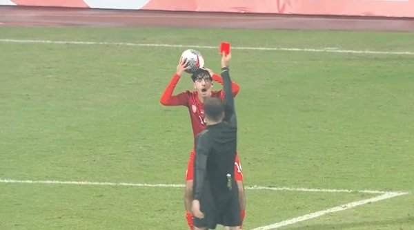 邝兆镭造红牌！裁判出红牌巴林球员惊出神采包，下场后用球衣捂脸