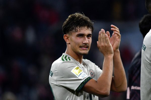 比朔夫：帽子戏法后我让队友在皮球上签名，这是从凯恩那边学到的