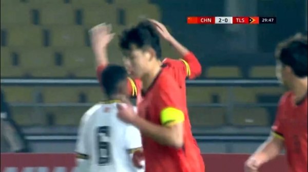 高空轰炸！张伯霖角球头槌本场双响，国少3-0杰出东帝汶