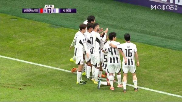 真成“林皇”了😅林加德攻破海港大门后，全队为其“戴王冠”