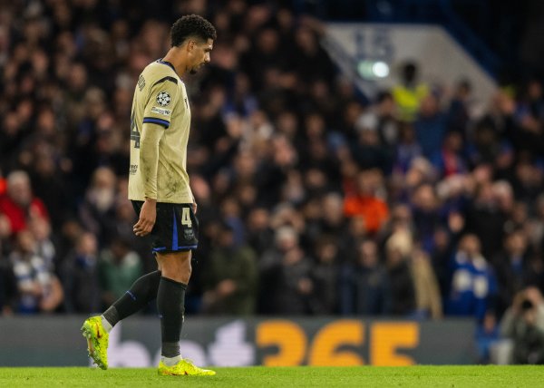 世体：尽管对阵切尔西被罚下，但巴萨全队向阿劳霍抒发了支抓