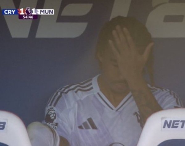 自责😣约罗送点被换下后在替补席上极端颓废，芒特赛后奉上安危