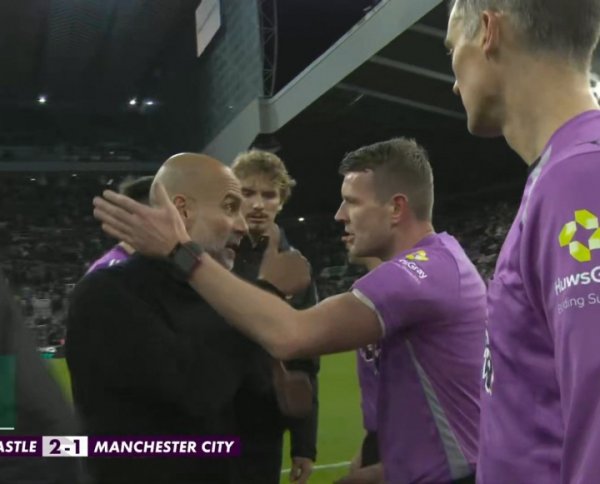 瓜帅点赞👍瓜迪奥拉赛后找主裁执手雷同，瓜帅向主裁竖起大拇指