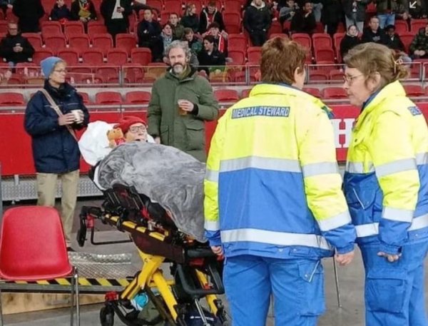 缺憾！一阿贾克斯球迷遗志是现场看主队比赛，但因病重缺憾错过